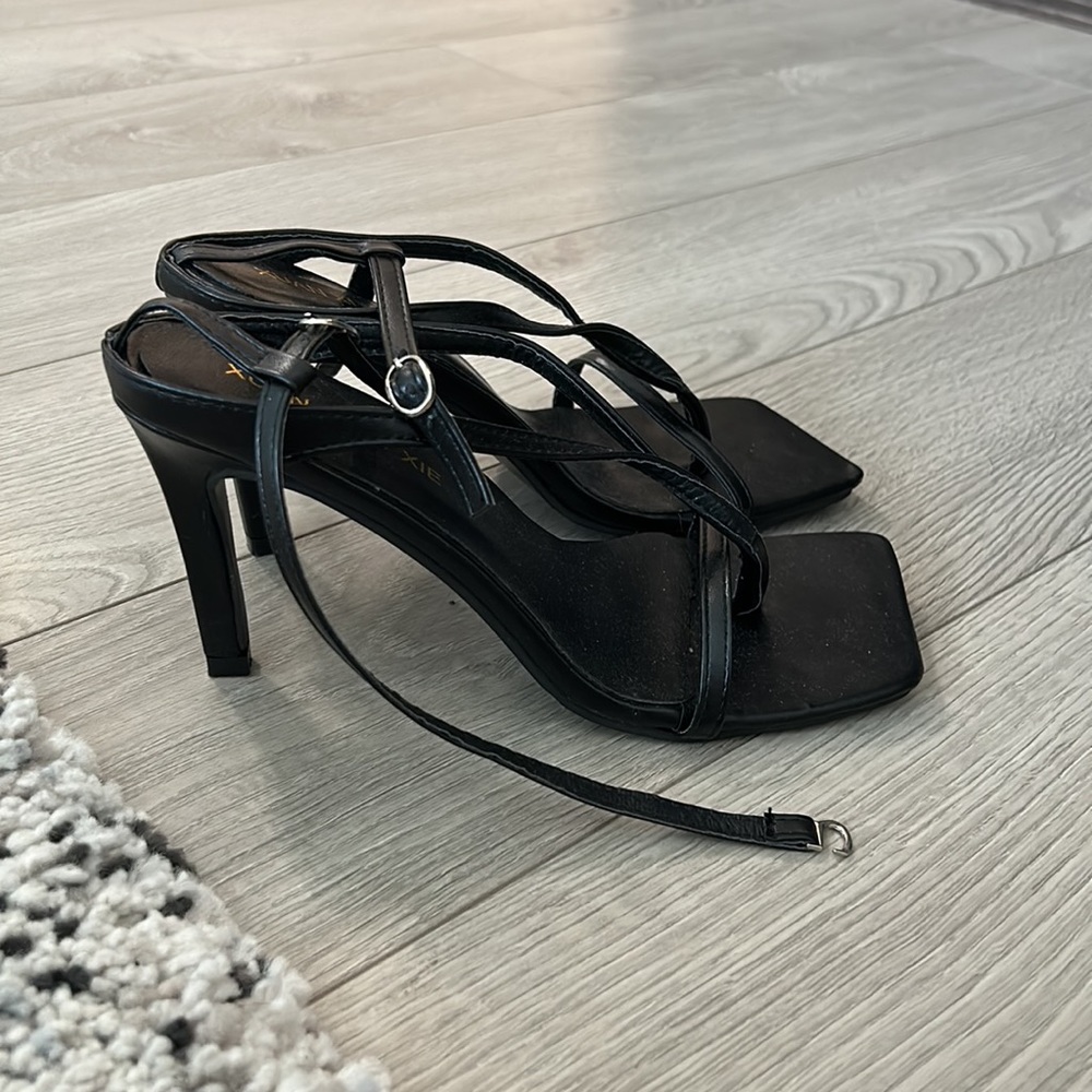 BLACK STILETTOS - Picture 3 of 4